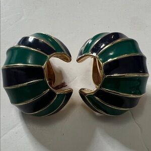 DONALD STANNARD SIGNED ELEGANT STRIPED CLIP ON EARRINGS‎